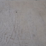 La piccola torre incisa